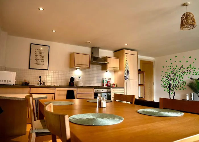 The Comfort Hub - Train Station * לידס